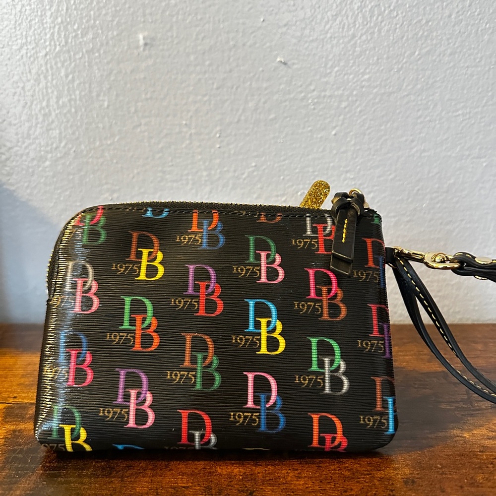 Dooney & Bourke DB75  Wristlet - Picture 2 of 5